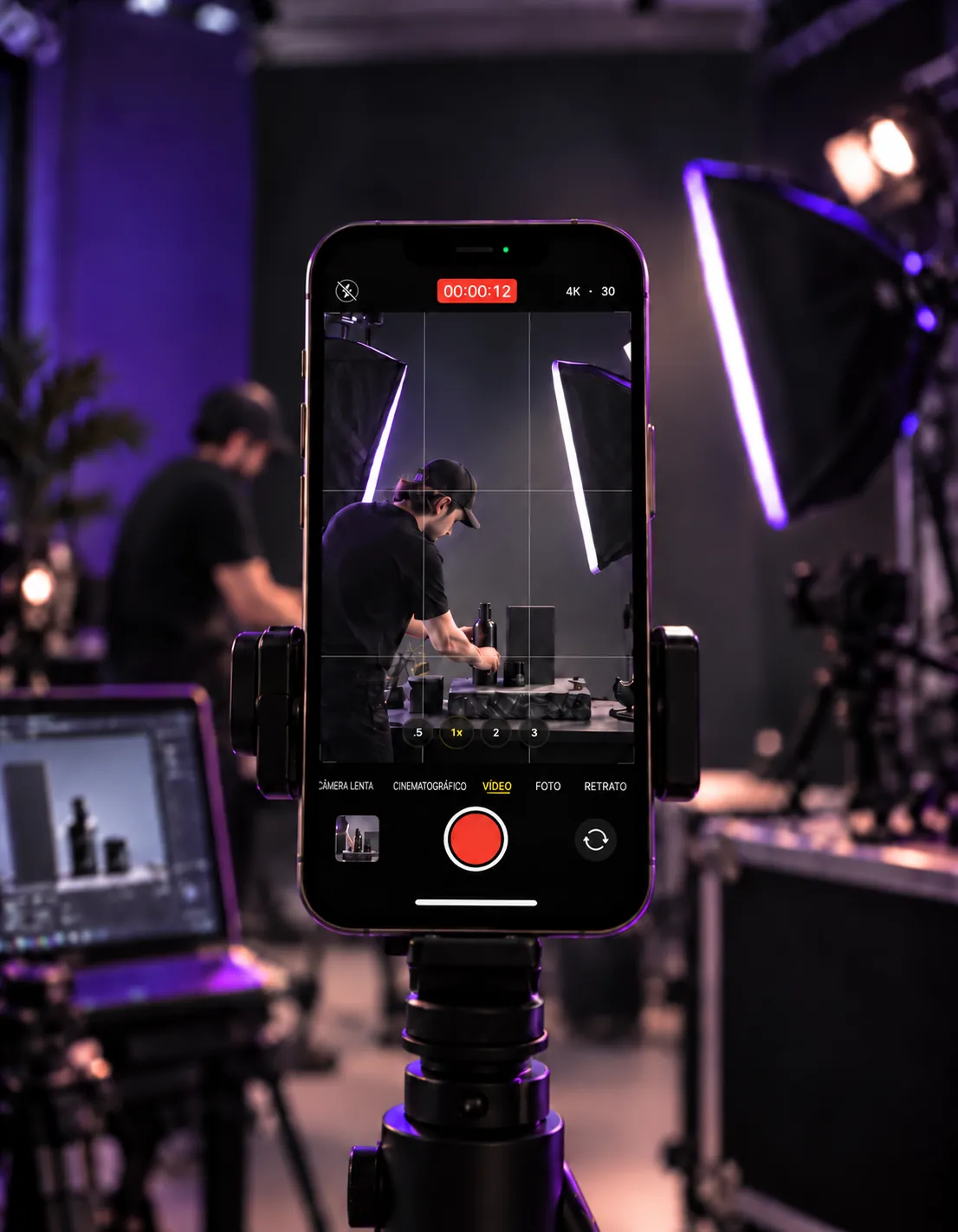 Smartphone em captação profissional de vídeo vertical para redes sociais